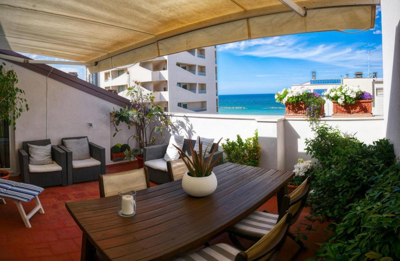 Attico 96 Apartment เปซาโร ภายนอก รูปภาพ