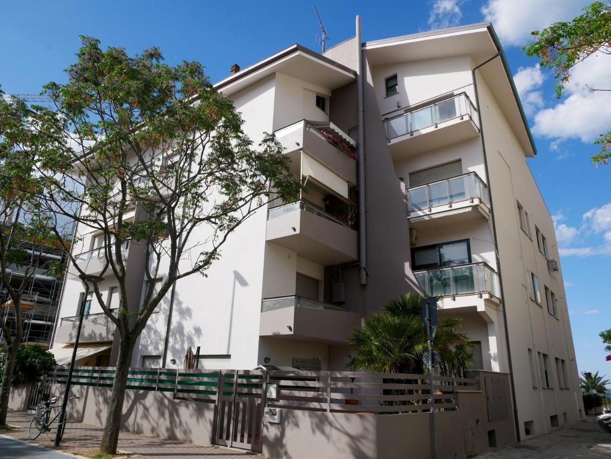 Attico 96 Apartment เปซาโร ภายนอก รูปภาพ
